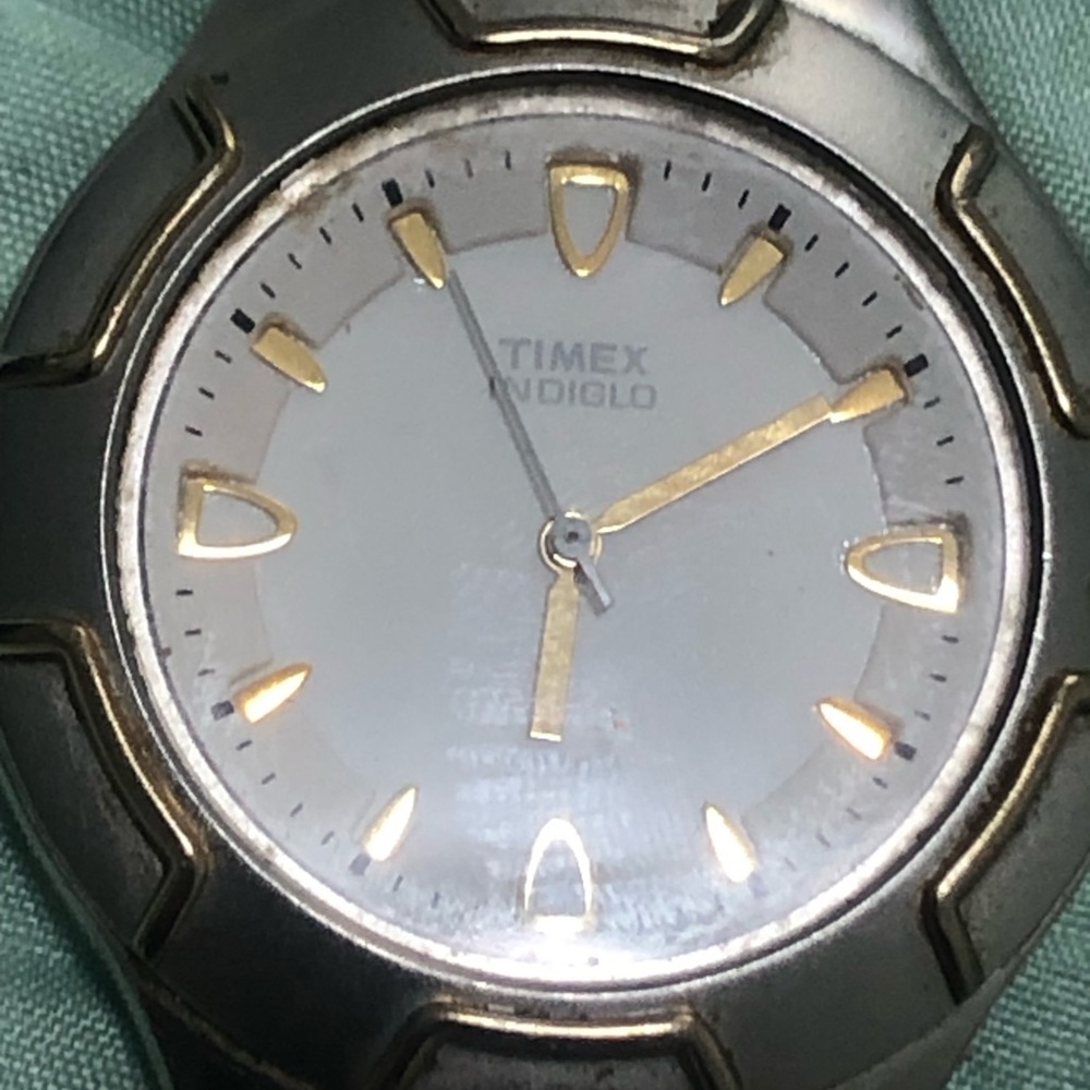Beautiful watch stop working - Picture 2 of 5